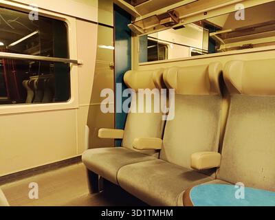 Intérieur du wagon régional SNCF TER avec sièges vides en France Banque D'Images