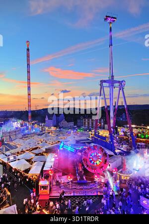 Vue de la grande roue à la foire Cranger dans la soirée, Herne, région de la Ruhr, Allemagne, Europe Banque D'Images