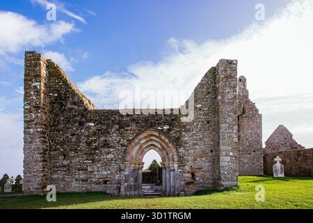 Ruines médiévales en pierre d'une église avec arche gothique en Irlande, vestiges historiques de l'abbaye et site du patrimoine culturel dans la campagne irlandaise. Banque D'Images