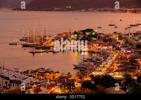 Coucher de soleil en soirée sur la vieille ville et le port de Marmaris, Mugla, Turquie. Banque D'Images