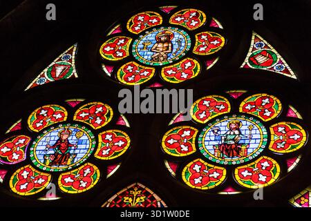 Vitraux originaux du moyen âge, Fribourg Minster, construit en trois étapes, en 1120, le second en 1210 et le th Banque D'Images