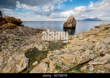 Île en face du cap Mola, Andratx, région de la Sierra de Tramuntana, Majorque, Espagne Banque D'Images