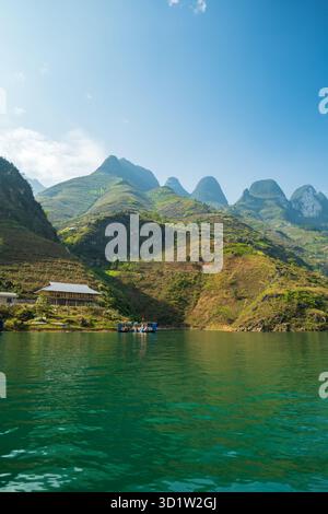 Vue sur la croisière en bateau sur la rivière NHO que à Ha Giang, au nord du Vietnam. Paysage populaire de la route de Ha Giang Loop au Vietnam Banque D'Images