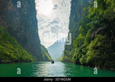Vue sur la croisière en bateau sur la rivière NHO que à Ha Giang, au nord du Vietnam. Paysage populaire de la route de Ha Giang Loop au Vietnam Banque D'Images
