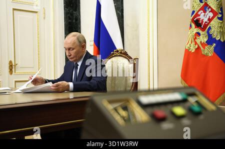 Moscou, Russie. 29 octobre 2025. Le président russe Vladimir Poutine préside une réunion de visioconférence des membres du gouvernement du Kremlin, le 29 octobre 2025 à Moscou, Russie. Crédit : Alexander Kazakov/Kremlin Pool/Alamy Live News Banque D'Images