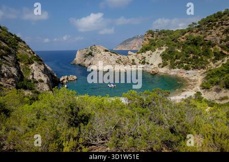Es Portitxol plage, crique de pierre, municipalité de Sant Joan de Labritja, Ibiza, Îles Baléares, Espagne Banque D'Images