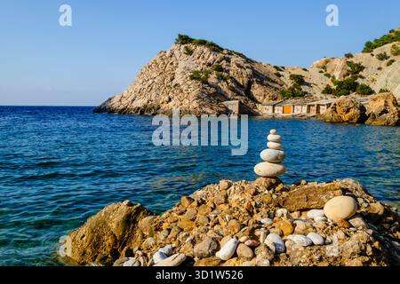 Es Portitxol plage, crique de pierre, municipalité de Sant Joan de Labritja, Ibiza, Îles Baléares, Espagne Banque D'Images