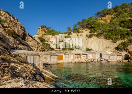 Cabanes à bateaux, es Portitxol, municipalité de Sant Joan de Labritja, Ibiza, Îles Baléares, Espagne Banque D'Images