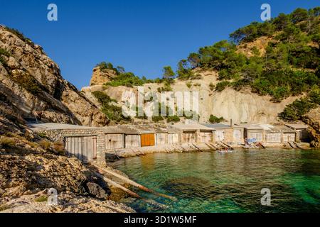 Cabanes à bateaux, es Portitxol, municipalité de Sant Joan de Labritja, Ibiza, Îles Baléares, Espagne Banque D'Images