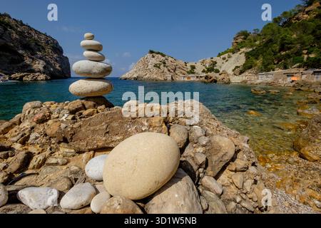Es Portitxol plage, crique de pierre, municipalité de Sant Joan de Labritja, Ibiza, Îles Baléares, Espagne Banque D'Images
