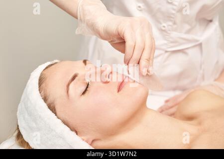 Médecin traitant la routine de peau.Soins de maternité de salon.Concept de soins de santé Banque D'Images