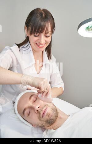 Médecin traitant la routine de peau.Soins de maternité de salon.Concept de soins de santé Banque D'Images