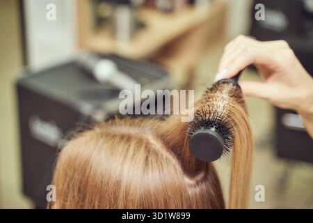 Femme blonde à cheveux longs. Salon de coiffure Banque D'Images
