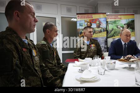 Moscou, Russie. 29 octobre 2025. Le président russe Vladimir Poutine, à droite, parle aux soldats de la 127e brigade de reconnaissance séparée lors d’un déjeuner à l’hôpital clinique militaire central Mandryk, le 29 octobre 2025 à Moscou, en Russie. Crédit : Vyacheslav Prokofyev/Kremlin Pool/Alamy Live News Banque D'Images