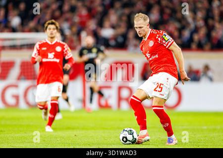MAINZ, DEUTSCHLAND - OCTOBRE 29 : Andreas Hanche-Olsen (1. FSV Mainz 05, 25) joue une passe lors du match DFB Pokal entre DFB Pokal : 1. FSV Mainz 05 vs. VfB Stuttgart au MEWA Arena le jour 2 du DFB Pokal le 29 octobre 2025 à Mainz, Deutschland. LES RÈGLEMENTS DU LDF INTERDISENT TOUTE UTILISATION DE PHOTOGRAPHIES COMME SÉQUENCES D'IMAGES ET/OU QUASI-VIDÉO. Banque D'Images