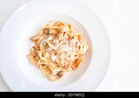 Assiette avec pâtes alfredo. Cuisine repas santé. Carbonara salé épicé. Banque D'Images