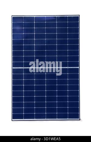 Panneaux solaires sur fond blanc. Installation respectueuse de l'environnement, énergie verte et ressources renouvelables. Centrale électrique Banque D'Images