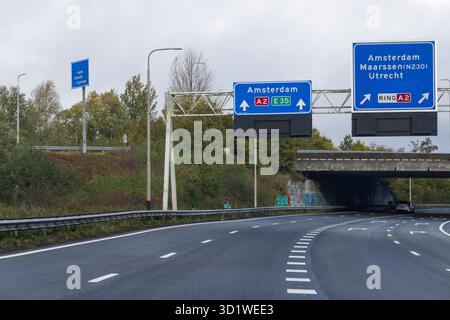Panneaux d'autoroute sur l'A2 près d'Amsterdam, indiquant les directions pour Amsterdam, Maarssen (N230), et Utrecht. Pris de la route. Utrecht, pays-Bas. 25 O. Banque D'Images