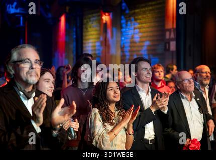 ROTTERDAM - les membres du parti GroenLinks-PvdA suivent les résultats des élections de la Chambre des représentants néerlandaise. ANP KOEN VAN WEEL netherlands Out - belgique Out Credit : ANP/Alamy Live News Banque D'Images
