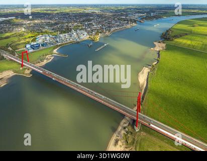Luftbild, Emmericher Rheinbrücke, längste Hängebrücke Deutschlands über den Fluss Rhein, Straßenbaustelle, Emmerich, Emmerich am Rhein, Niederrhein, Nordrhein-Westfalen, Deutschland ACHTUNGxMINDESTHONORARx60xEURO *** vue aérienne, Pont du Rhin Emmerich, Allemagne pont suspendu le plus long sur le Rhin, chantier routier, Emmerich, Emmerich sur le Rhin, Bas Rhin, Rhénanie du Nord-Westphalie, Allemagne ATTENTIONxMINDESTHONORARx60xEURO Banque D'Images
