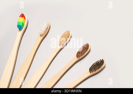 Brosse à dents écologique sur fond gris. Couleur différente. Banque D'Images