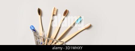 Brosse à dents écologique sur fond gris. Couleur différente. Concept de diversité Banque D'Images