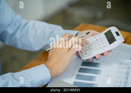 Business MAN comptable analyse des risques d'investissement. Économiser de l'argent pour le trading boursier avec calculatrice. Concept comptable Banque D'Images