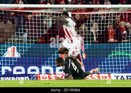 COLOGNE, ALLEMAGNE - OCTOBRE 29 : Ragnar Ache (1. FC Koeln, 9 ans) est stoppé par Jonathan Tah (FC Bayern Muenchen, 4 ans) lors du match DFB Pokal entre 1. FC Koeln vs FC Bayern Muenchen au RheinEnergieStadion le jour 2 de DFB Pokal le 28 octobre 2025 à Cologne, Allemagne. LA RÉGLEMENTATION DFB INTERDIT TOUTE UTILISATION DE PHOTOGRAPHIES COMME SÉQUENCES D'IMAGES ET/OU QUASI-VIDÉO. Banque D'Images