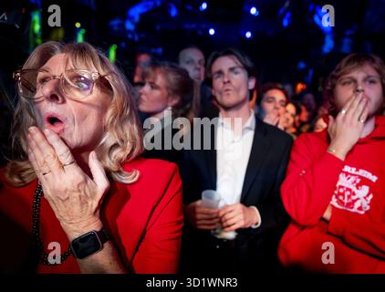 ROTTERDAM - les membres du parti GroenLinks-PvdA suivent les résultats des élections de la Chambre des représentants néerlandaise. ANP KOEN VAN WEEL netherlands Out - belgique Out Credit : ANP/Alamy Live News Banque D'Images