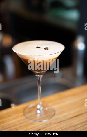Gros plan sur le cocktail espresso Martini Banque D'Images