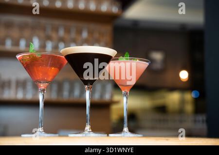Trois cocktails élégants dans Martini Glasses Banque D'Images