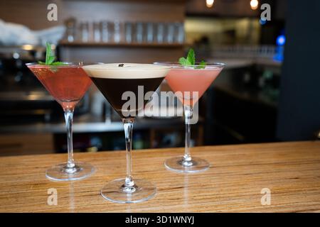 Trois cocktails élégants dans Martini Glasses Banque D'Images