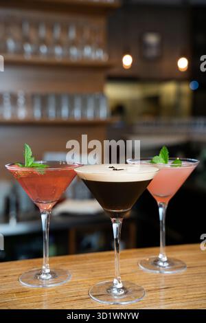 Trois cocktails élégants dans Martini Glasses Banque D'Images