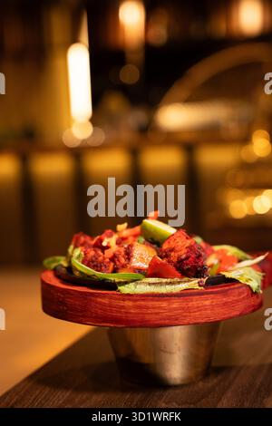 Plat tandoori indien sur support en bois Banque D'Images