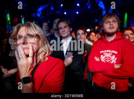 ROTTERDAM - les membres du parti GroenLinks-PvdA suivent les résultats des élections de la Chambre des représentants néerlandaise. ANP KOEN VAN WEEL netherlands Out - belgique Out Credit : ANP/Alamy Live News Banque D'Images