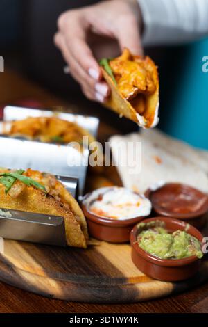 Tacos au poulet avec Dips Banque D'Images