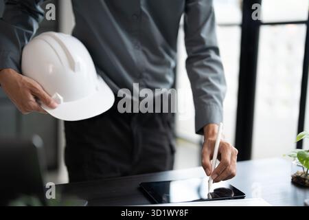 Ingénieur planification pour panneaux solaires énergie verte homme d'affaires travaillant innovation écologique écologique écologique dans les affaires de bureau modernes P Banque D'Images