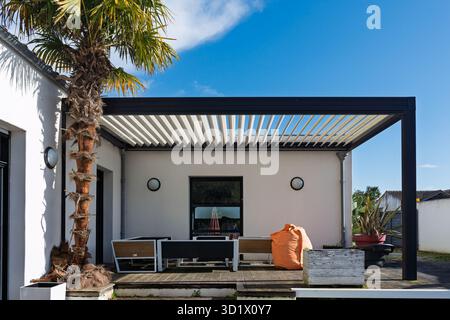 Photo réaliste pergola bioclimatique de conception moderne avec des lattes en aluminium sous un ciel bleu clair Banque D'Images