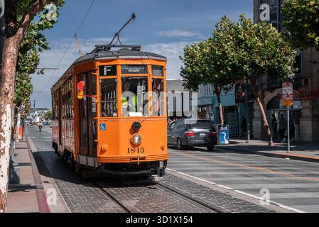 Le tramway historique orange F Market traverse San Francisco Banque D'Images