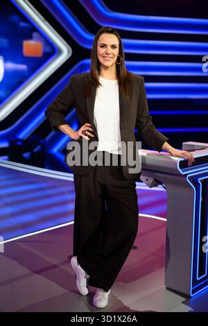 Hambourg, Allemagne. 29 octobre 2025. Esther Sedlaczek, présentatrice, lors d'une séance photo dans le studio du programme ARD 'Quizduell Olymp'. Crédit : Daniel Reinhardt/dpa/Alamy Live News Banque D'Images