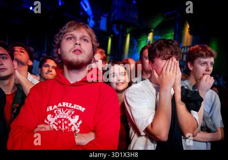 ROTTERDAM - les membres du parti GroenLinks-PvdA suivent les résultats des élections de la Chambre des représentants néerlandaise. ANP KOEN VAN WEEL netherlands Out - belgique Out Credit : ANP/Alamy Live News Banque D'Images