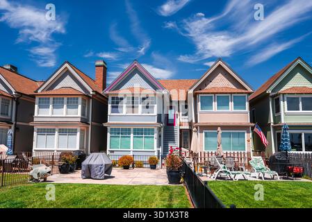 Maisons de ville côtières à pignons colorées à Capitola sous le soleil de midi Banque D'Images