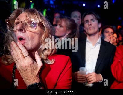ROTTERDAM - les membres du parti GroenLinks-PvdA suivent les résultats des élections de la Chambre des représentants néerlandaise. ANP KOEN VAN WEEL netherlands Out - belgique Out Credit : ANP/Alamy Live News Banque D'Images