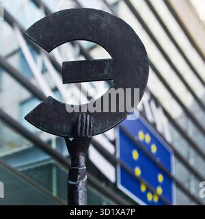 Symbole de l'euro devant le drapeau de l'UE, Parlement européen, Bruxelles, Europe Banque D'Images