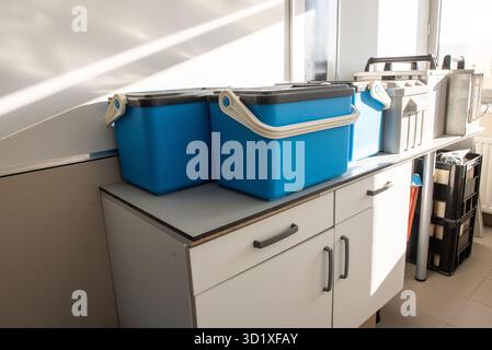 Accessoires et récipients placés sur un comptoir de laboratoire, utilisés pour la collecte et le stockage d'échantillons d'eau pour les tests environnementaux. Banque D'Images