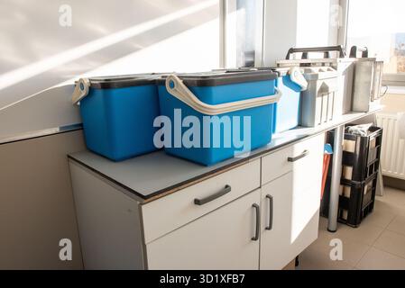 Accessoires et récipients placés sur un comptoir de laboratoire, utilisés pour la collecte et le stockage d'échantillons d'eau pour les tests environnementaux. Banque D'Images