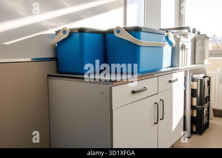 Accessoires et récipients placés sur un comptoir de laboratoire, utilisés pour la collecte et le stockage d'échantillons d'eau pour les tests environnementaux. Banque D'Images