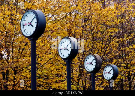 Champ de temps d'artwork, 24 horloges de station fonctionnant de manière synchrone, Duesseldorf, Allemagne, Europe Banque D'Images