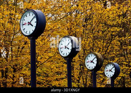 Champ de temps d'artwork, 24 horloges de station fonctionnant de manière synchrone, Duesseldorf, Allemagne, Europe Banque D'Images