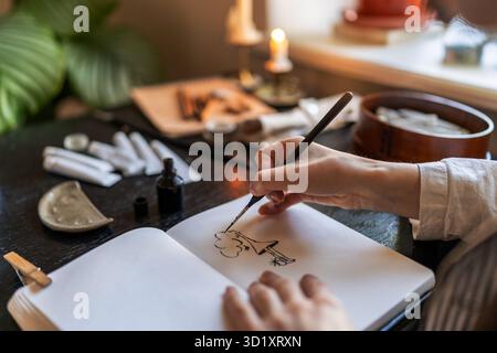 Artiste tenant le dessin de plume à l'encre, créant des œuvres d'art Banque D'Images